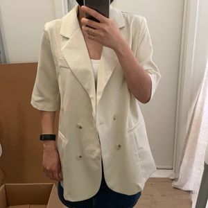 Korean style elbow sleeve blazer.